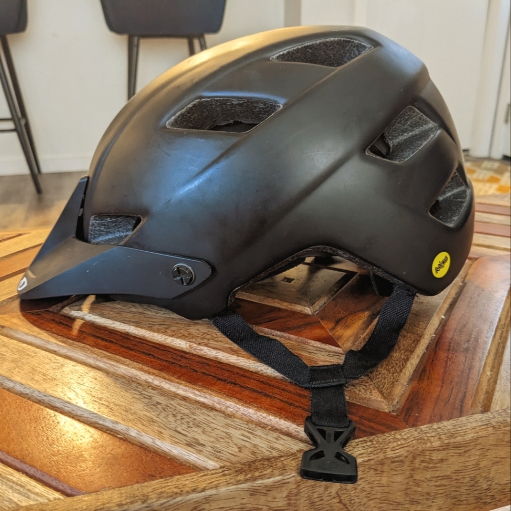 GIRO Women's Matte Black Helmet - Medium